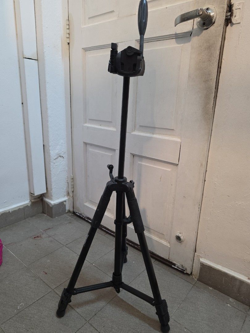 Camera stand (Category: Tripods & Monopods) located in Singapore. Submitted by haran89 (Listing ID 1457025677, Image 1). Description: .