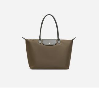 (Category: ) located in . Submitted by pinkboxcloset (Listing ID 1457101699, Image 1). Description: .