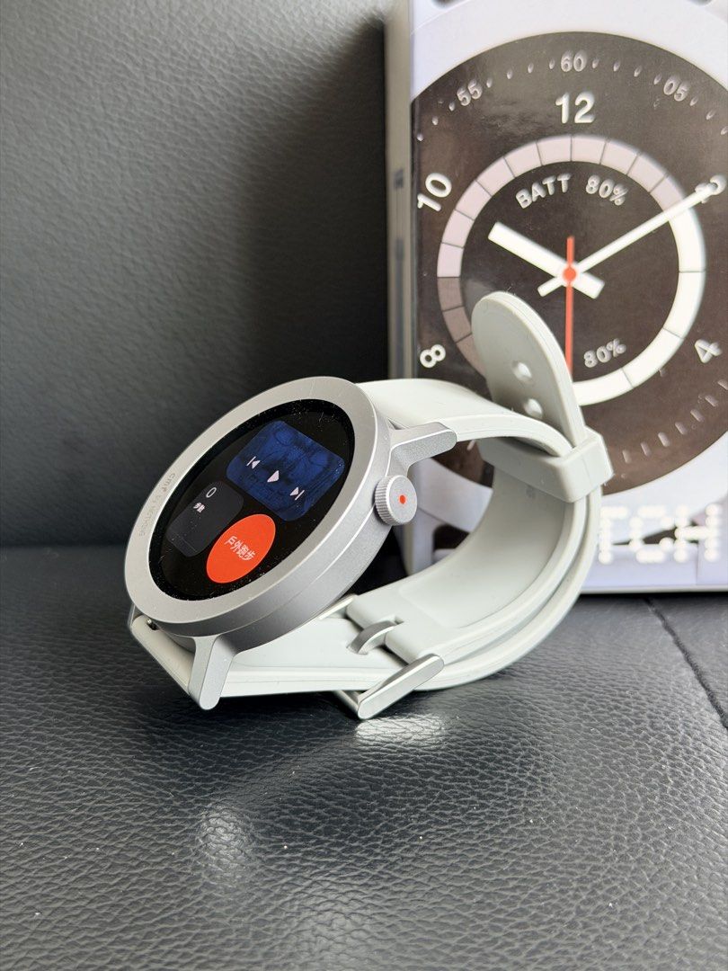 CMF by Nothing Watch Pro 2 Smartwatch Silver 智能手錶 （分類：智能穿戴裝置及智能手錶）位於 Hong Kong。 由 saumailo67 提交（商品編號 1456978985，圖片 2）。簡介： - CMF by Nothing Watch Pro 2 - Colour: Silver - Condition almost new - Includes Original box (a bit worn) and charging cable - Retail price: $499。