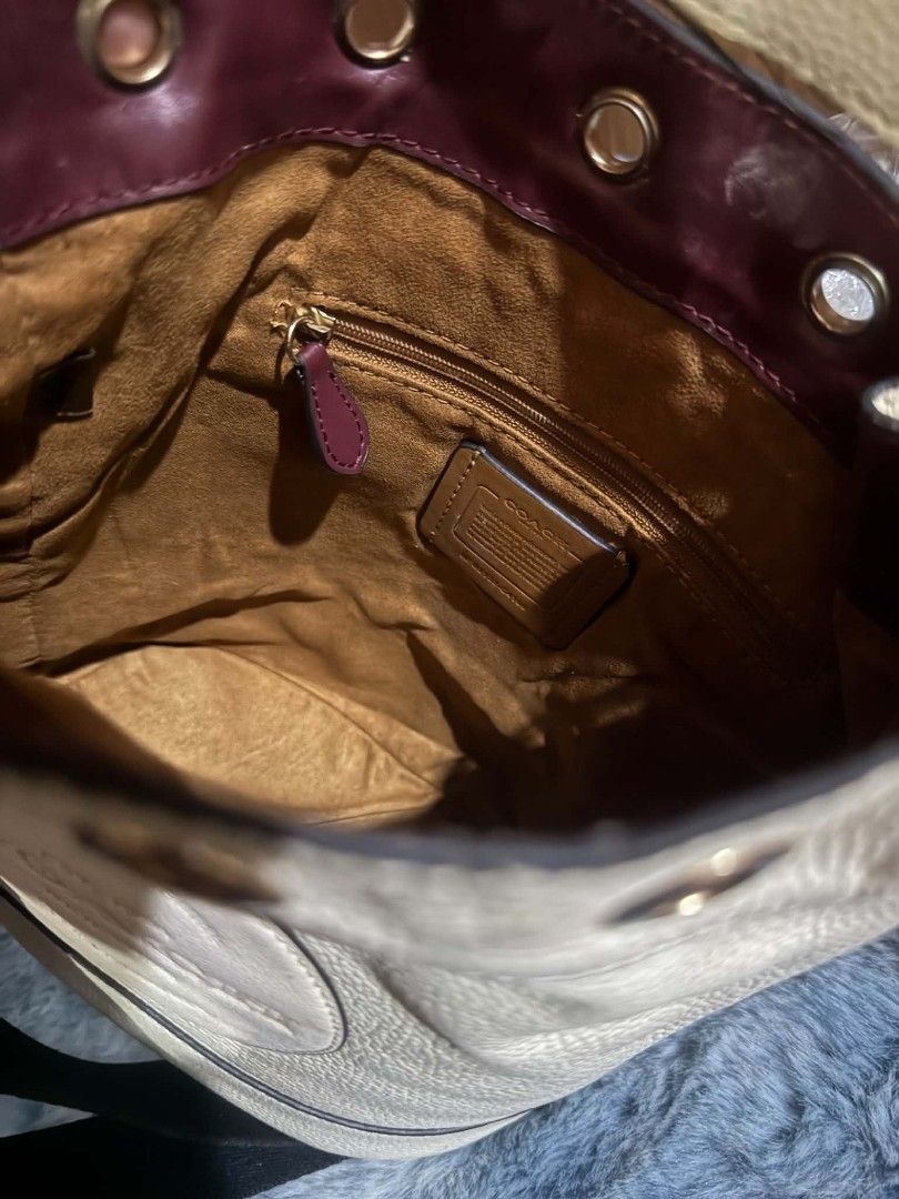 Coach Leather Bucket Bag Cream (Category: Luxury Bags & Wallets) located in Bacolod City. Submitted by asheroth77 (Listing ID 1457072319, Image 3). Description: - Authentic Coach cream leather bucket bag - Versatile: Top handle and detachable crossbody strap - Secure drawstring closure - Interior zippered pocket for essentials - Stylish embossed Coach logo on the front - Ideal everyday bag.