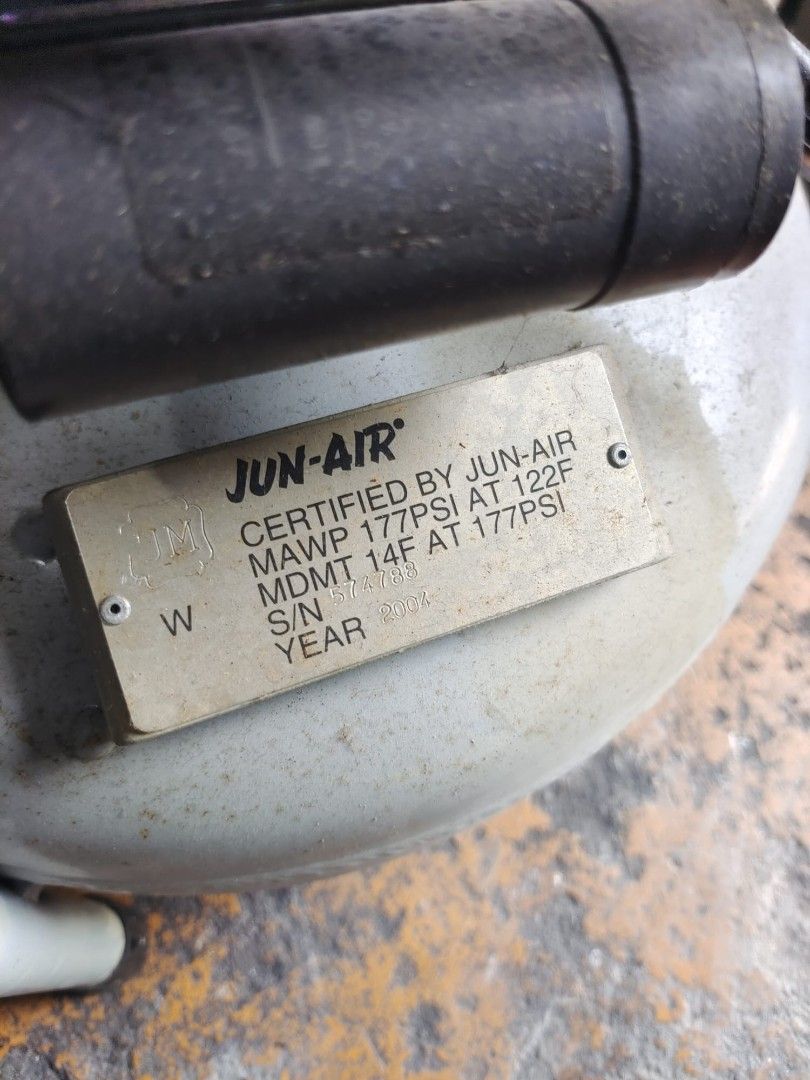 Compressor (Category: Home Improvement Tools & Accessories) located in Singapore. Submitted by ongsan (Listing ID 1457067504, Image 2). Description: In good condition .