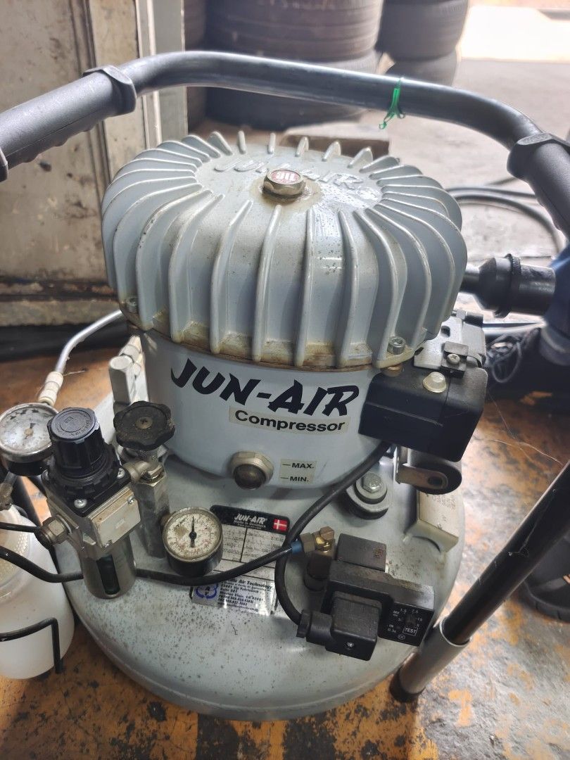 Compressor (Category: Home Improvement Tools & Accessories) located in Singapore. Submitted by ongsan (Listing ID 1457067504, Image 1). Description: In good condition .