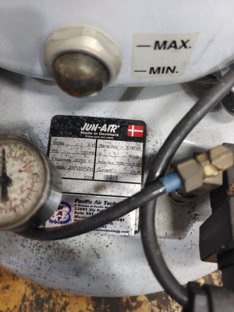Compressor (Category: Home Improvement Tools & Accessories) located in Singapore. Submitted by ongsan (Listing ID 1457067504, Image 3). Description: In good condition .
