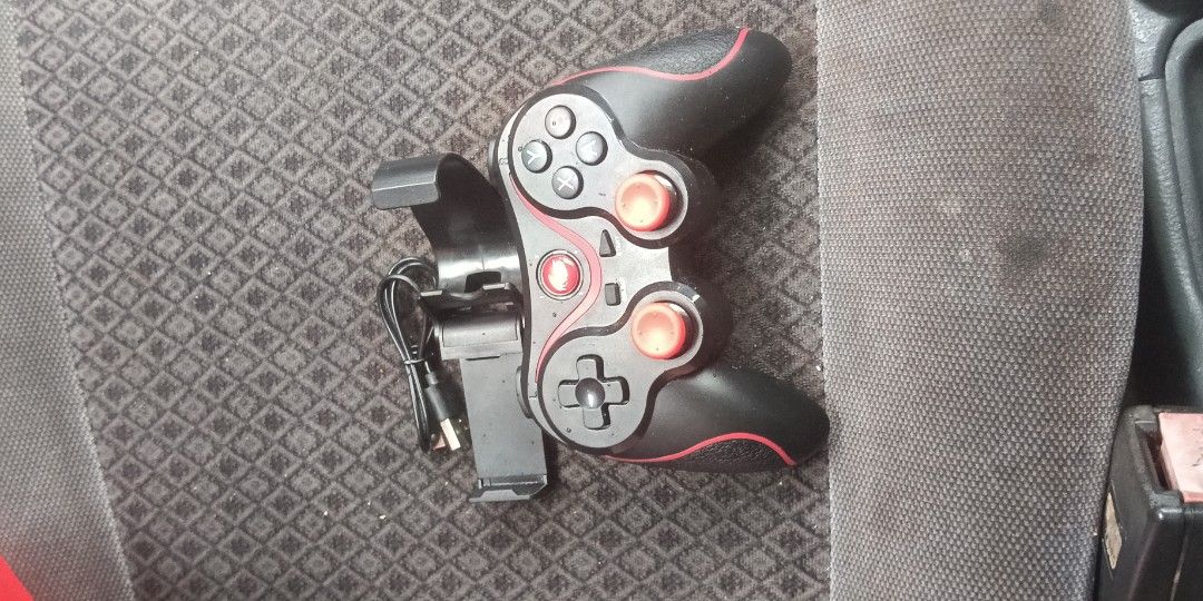 Controller gaming Bluetooth (Category: Controllers) located in Kuala Lumpur. Submitted by trueflower-7658 (Listing ID 1457133985, Image 1). Description: controller Bluetooth,Masih baru ,boleh connect dengan android iOS, tablet,.