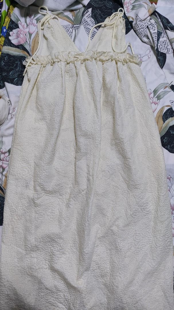 Coquette style dress (Category: Dresses) located in Makati City. Submitted by declutterwithcath (Listing ID 1457073005, Image 3). Description: Large on tag Similar design with the photo reference but different brand.