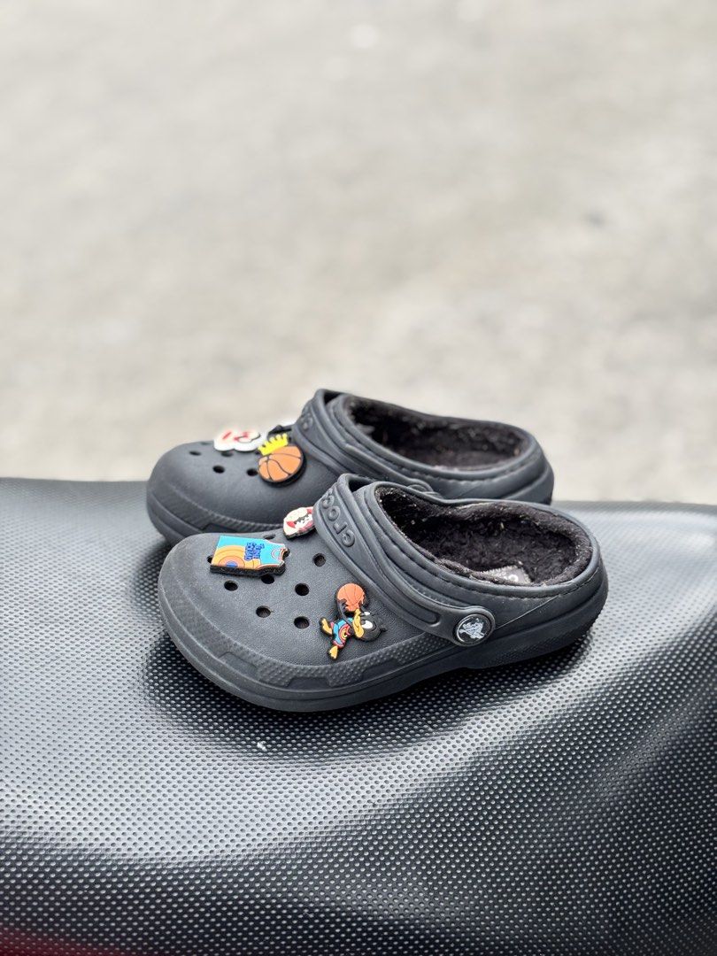 Crocs (Category: Babies & Kids Fashion) located in San Fernando. Submitted by kickslocker (Listing ID 1457096421, Image 3). Description: - Black lined Crocs - Size: C11 - Features fun Jibbitz charms: monkey, basketball, Looney Tunes characters - Keeps little feet warm and comfy - Selling price: 599.