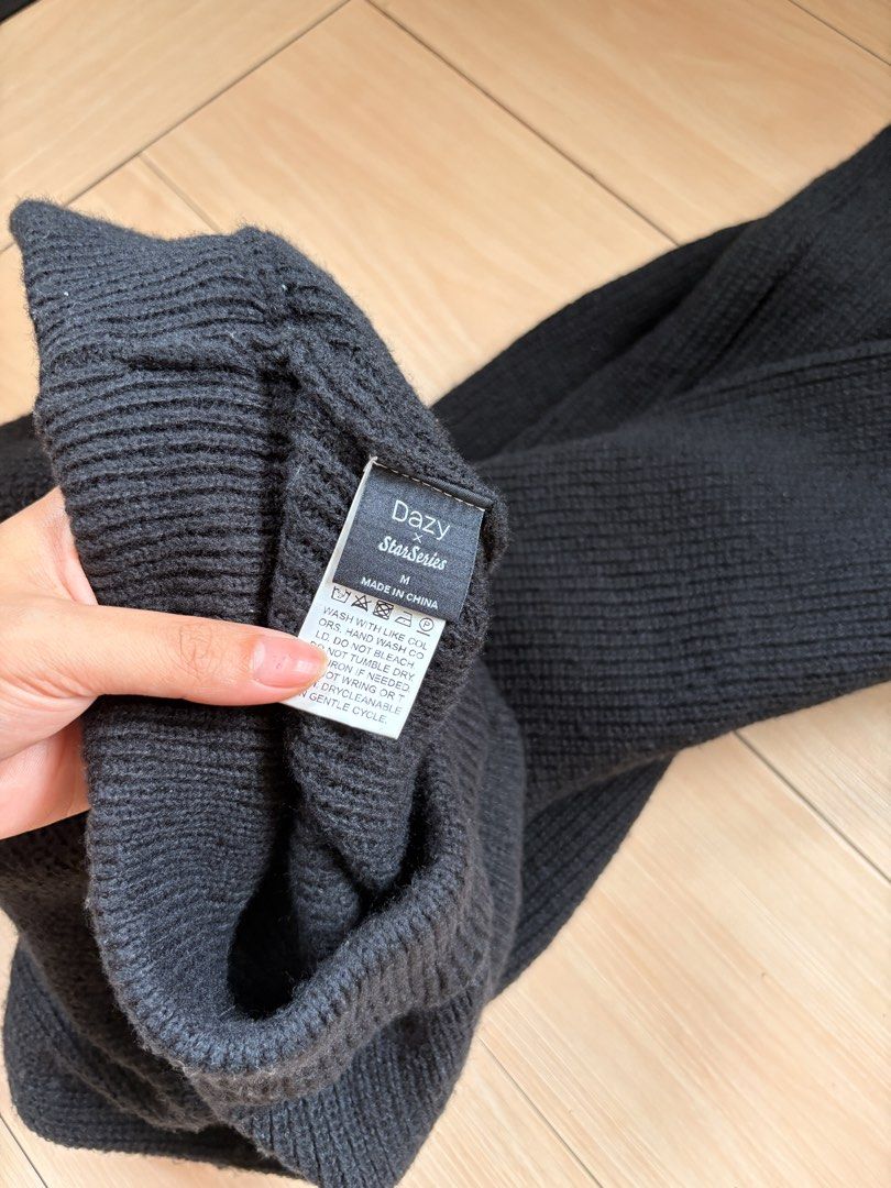 DAZY Black Knit Wide Leg Pants (Category: Other Bottoms) located in Makati City. Submitted by iu__00 (Listing ID 1457036454, Image 2). Description: - Brand: DAZY StarSeries - Style: Black knit wide-leg pants - Features: Elastic waistband for comfort - Size: Medium (M) - Ideal for: Lounging, casual wear.