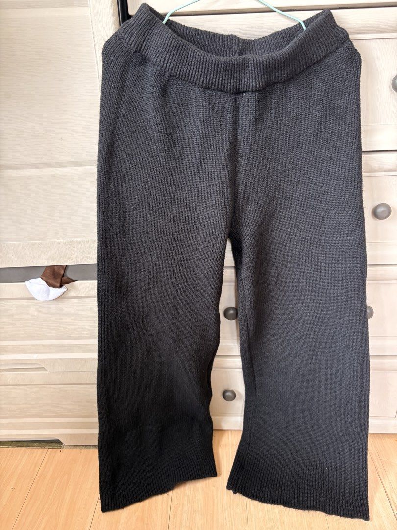 DAZY Black Knit Wide Leg Pants (Category: Other Bottoms) located in Makati City. Submitted by iu__00 (Listing ID 1457036454, Image 3). Description: - Brand: DAZY StarSeries - Style: Black knit wide-leg pants - Features: Elastic waistband for comfort - Size: Medium (M) - Ideal for: Lounging, casual wear.