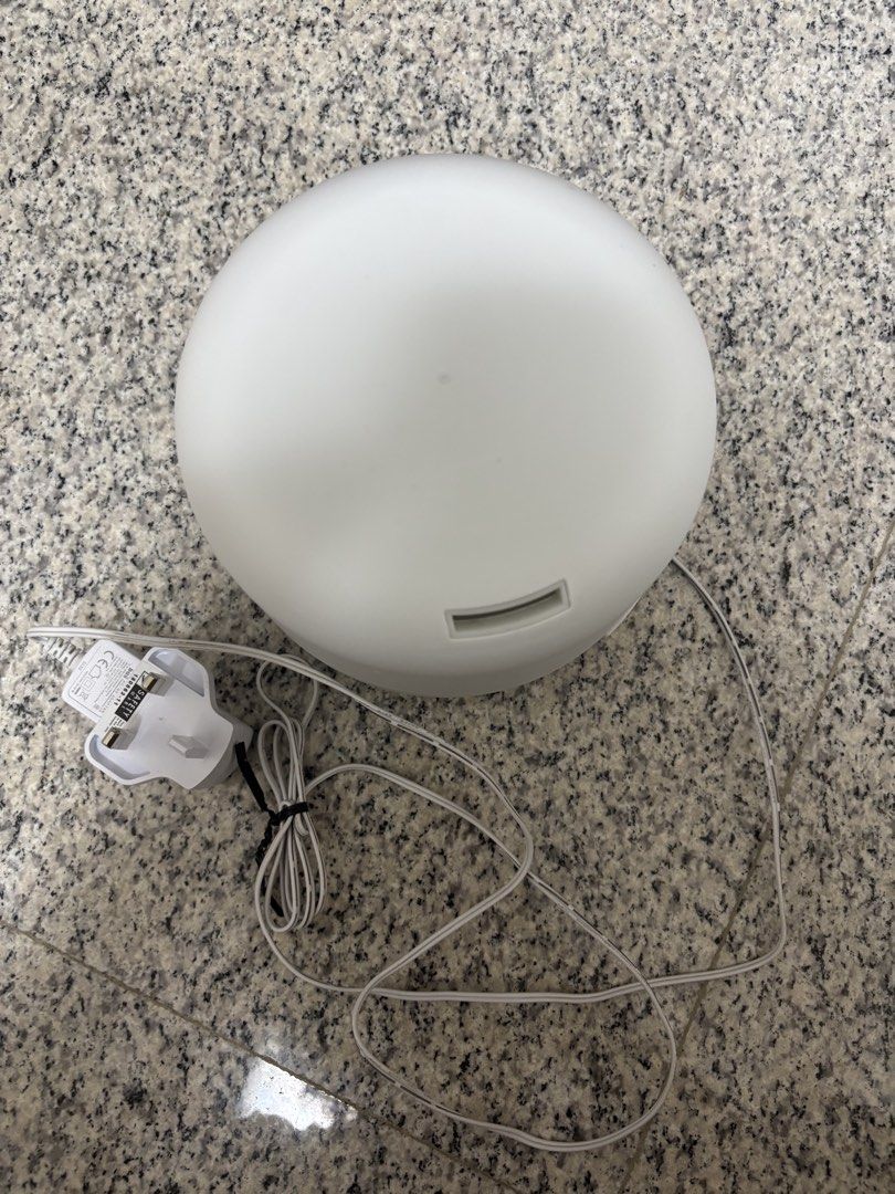 Diffuser Humidifier (Category: Air Purifiers & Dehumidifiers) located in Singapore. Submitted by avocadooop (Listing ID 1457102165, Image 1). Description: .