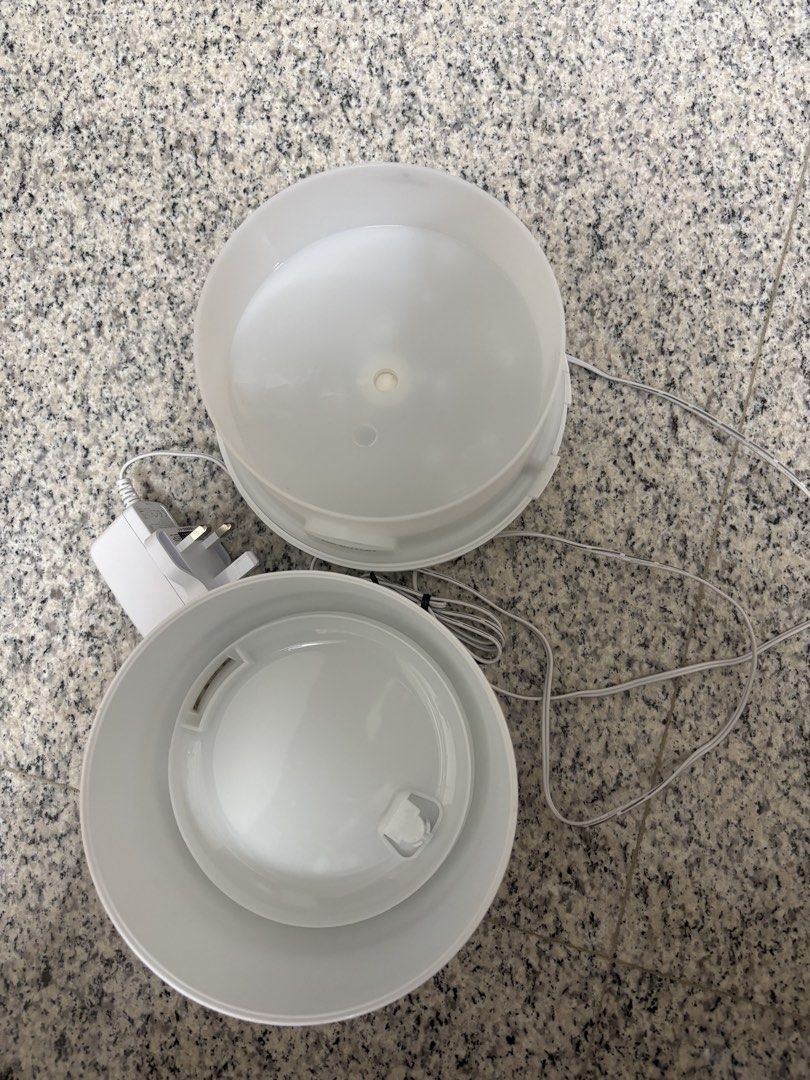 Diffuser Humidifier (Category: Air Purifiers & Dehumidifiers) located in Singapore. Submitted by avocadooop (Listing ID 1457102165, Image 2). Description: .