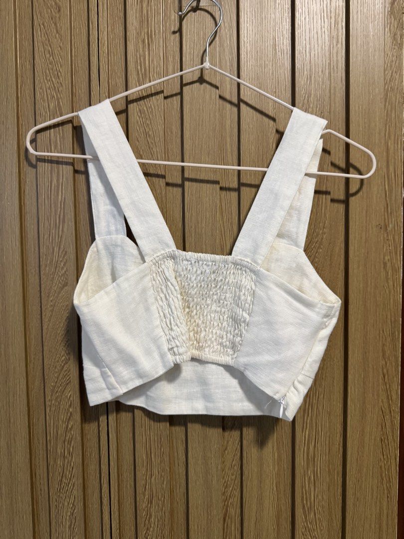 Editor’s Market White Linen Top (Category: Sleeveless) located in Paranaque City. Submitted by prelovedbye__ (Listing ID 1457083177, Image 3). Description: With slight discoloration .