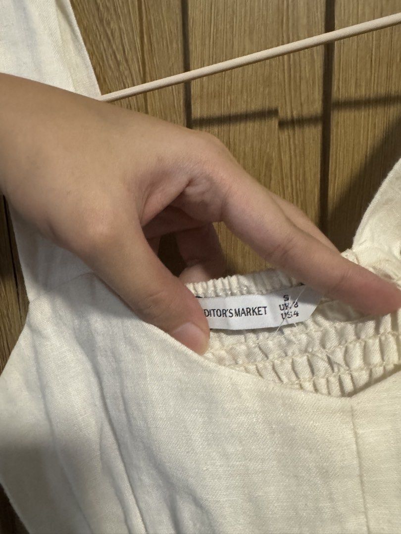 Editor’s Market White Linen Top (Category: Sleeveless) located in Paranaque City. Submitted by prelovedbye__ (Listing ID 1457083177, Image 2). Description: With slight discoloration .