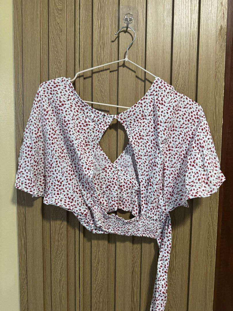 Floral Red and White Blouse (Category: Blouses) located in Paranaque City. Submitted by prelovedbye__ (Listing ID 1457082732, Image 3). Description: .