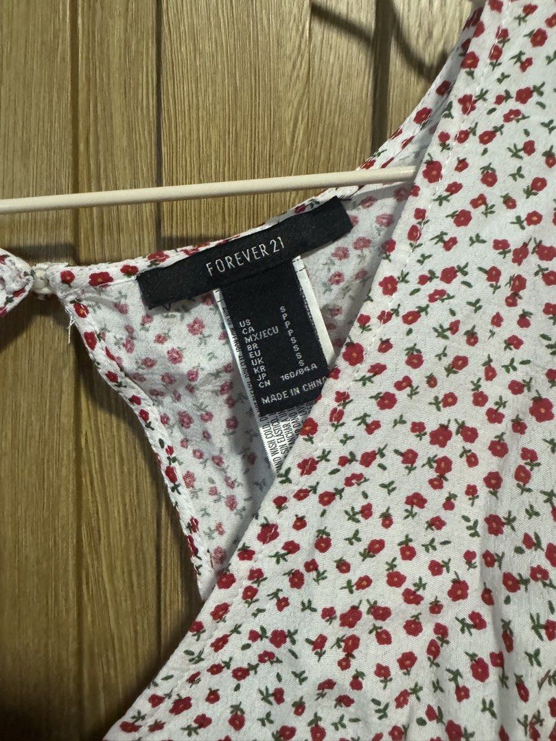 Floral Red and White Blouse (Category: Blouses) located in Paranaque City. Submitted by prelovedbye__ (Listing ID 1457082732, Image 2). Description: .