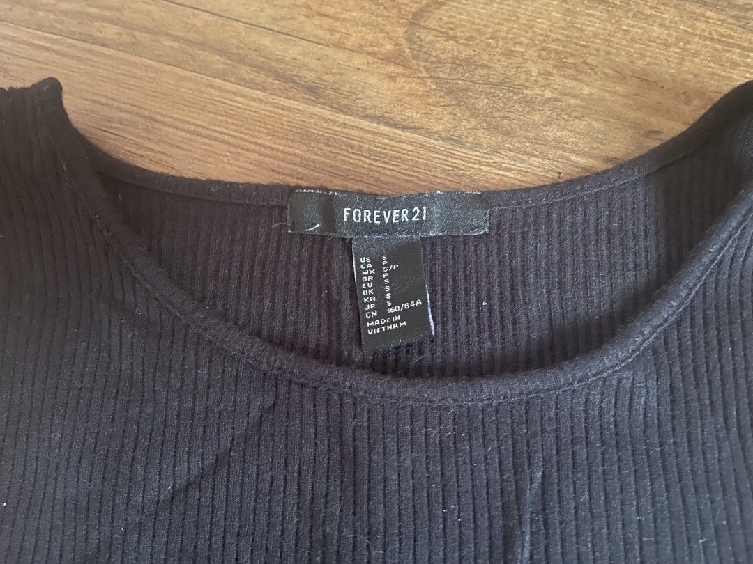 Forever 21 Black Ribbed Peplum Tank Top (Category: Sleeveless) located in Mexico. Submitted by nextowner.zip (Listing ID 1456962082, Image 2). Description: - Forever 21 black ribbed tank top - Features a flattering peplum hem - Sleeveless design - Perfect for layering or wearing on its own - Easily pairs with jeans or skirts.
