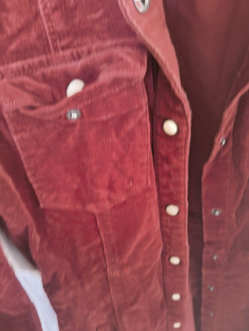 Forever 21 Corduroy Button-Up Shirt (Category: Shirts) located in Makati City. Submitted by macegray (Listing ID 1457034342, Image 2). Description: - Maroon corduroy shirt - Brand: Forever 21 - Long sleeves with button cuffs - Two chest pockets with button closures - Button-up front - Versatile: perfect for layering or wearing on its own.