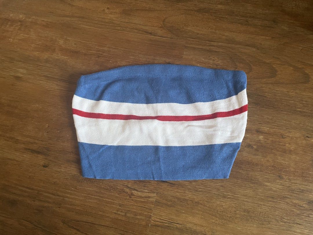 Forever 21 Striped Blue White Red Tube (Category: Sleeveless) located in Mexico. Submitted by nextowner.zip (Listing ID 1456962084, Image 1). Description: - Blue tube top from Forever 21 - Features white and red stripes - Size: Small (S) - Stretchy material for a comfortable fit - Perfect for casual outfits or as a layering piece.