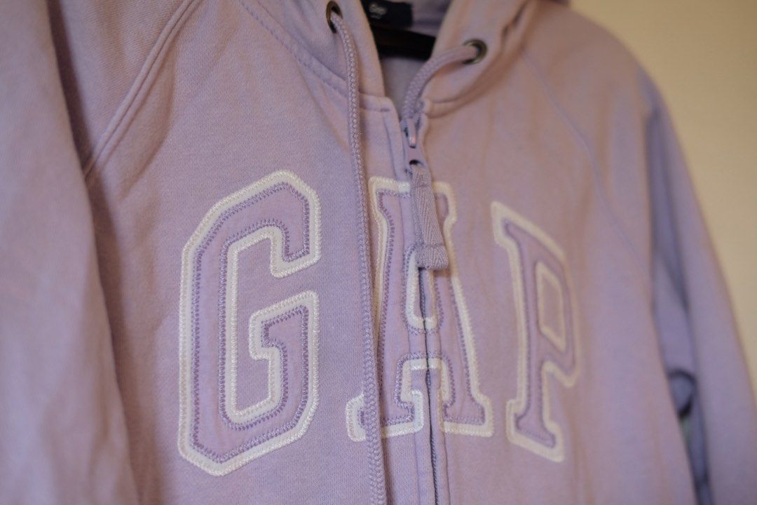 GAP women’s jacket (Category: Coats, Jackets and Outerwear) located in Mandaluyong City. Submitted by declutterstuff12 (Listing ID 1457110198, Image 3). Description: .