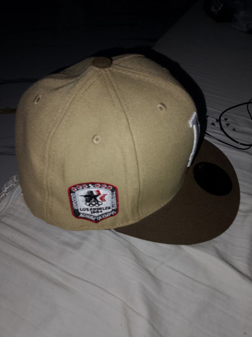Genuine close cap (Category: Caps & Hats) located in Manila. Submitted by justine_ringor (Listing ID 1457026144, Image 3). Description: Brand new close cap, LA 🫶🫶.