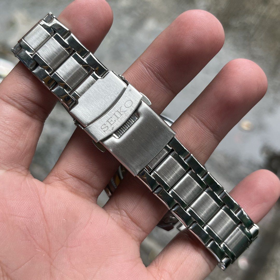 GRAND SEIKO (Category: Luxury Watches) located in Manila. Submitted by aihzenbalt91094 (Listing ID 1457086834, Image 2). Description: 40 MM WITH DATE AUTOMATIC OPEN BACK DOUBLE LOCK HEAVY WATER RESIST WORKING EXCELLENT NO ISSUE CLAIM 2,000 WITH BOX.