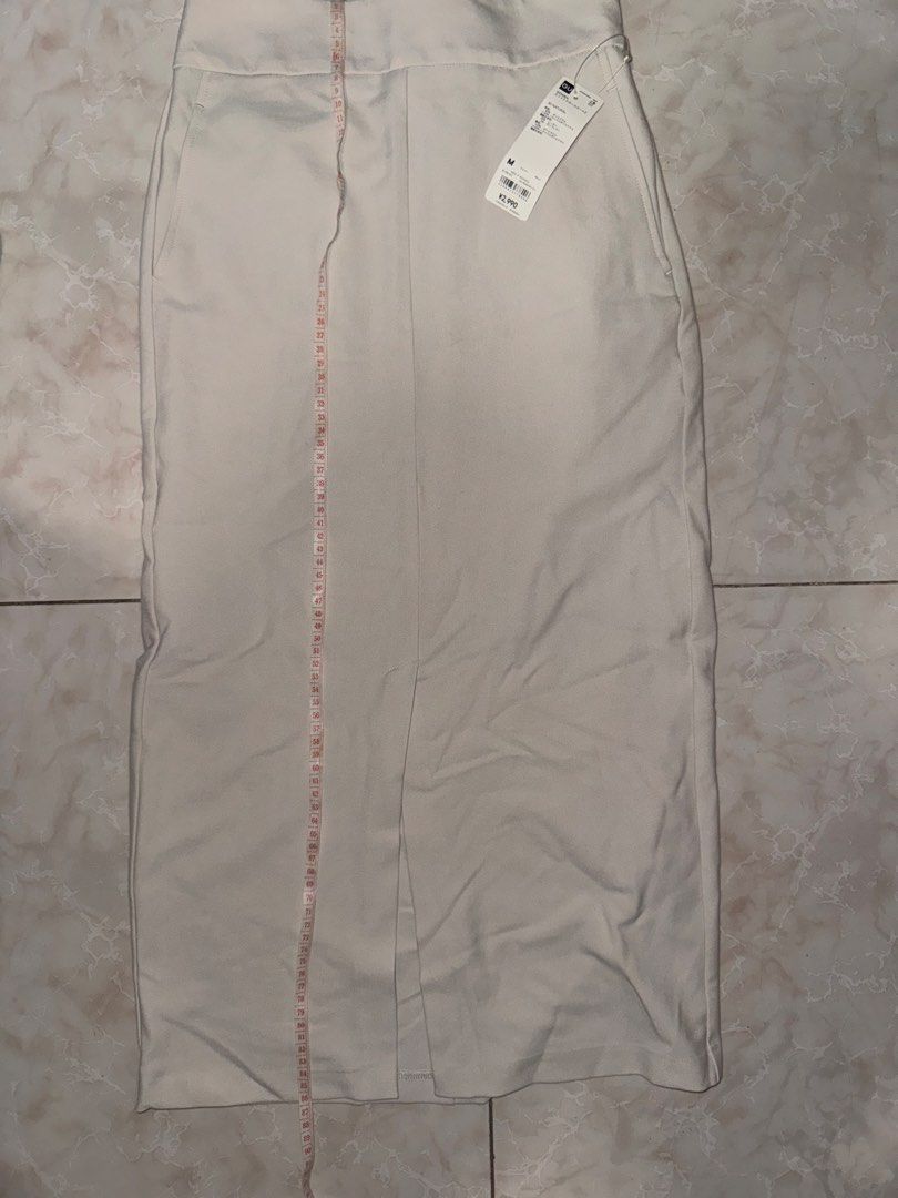 GU Midi Skirt (Category: Skirts) located in Paranaque City. Submitted by prelovedbye__ (Listing ID 1457086059, Image 3). Description: .
