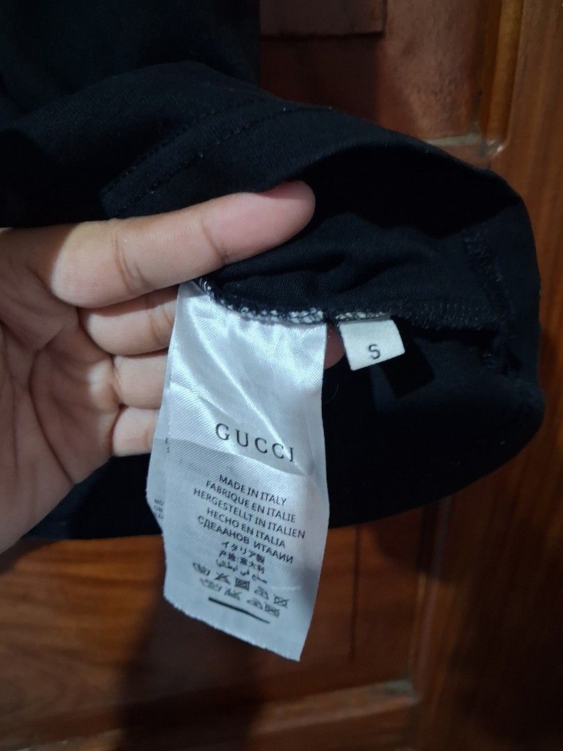 Gucci Black T-shirt (Category: Tshirts & Polo Shirts ) located in Prosperidad. Submitted by yangbai (Listing ID 1457104411, Image 3). Description: Gucci T-shirt color rate 10/10 dimes 21/27 excellent condition .