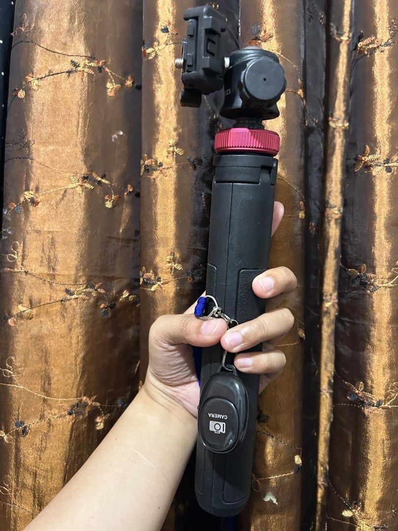 Heavy duty Tripod w/ Bluetooth Remote (Category: Tripods & Monopods) located in Agdangan. Submitted by christy_4 (Listing ID 1457100298, Image 2). Description: Heavy duty and reliable tripod with bluetooth! Rfs: upgraded .