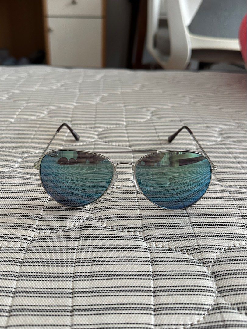 H&M Blue Green Aviator Shades (Category: Sunglasses & Eyewear) located in Quezon City. Submitted by tangled8 (Listing ID 1456990303, Image 1). Description: .