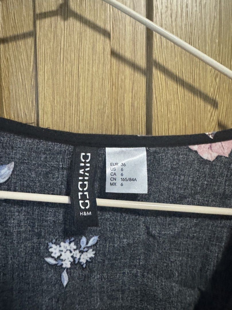 H&M Floral Blouse (Category: Blouses) located in Paranaque City. Submitted by prelovedbye__ (Listing ID 1457084250, Image 2). Description: .