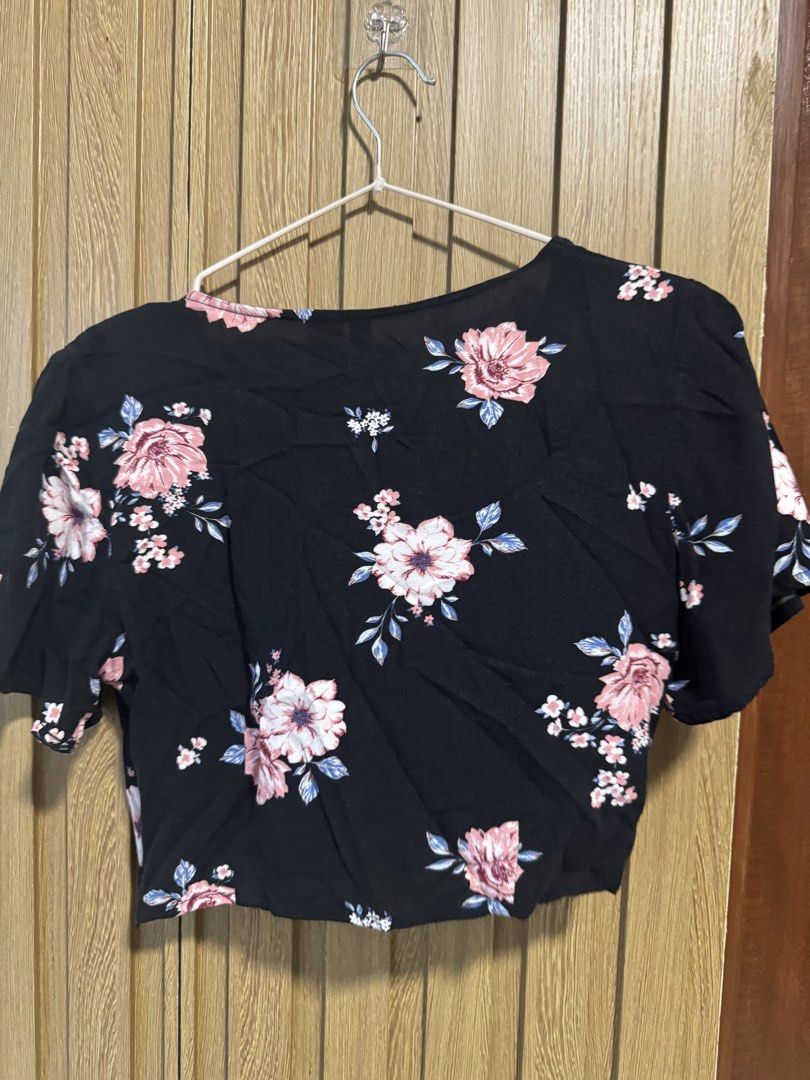 H&M Floral Blouse (Category: Blouses) located in Paranaque City. Submitted by prelovedbye__ (Listing ID 1457084250, Image 3). Description: .