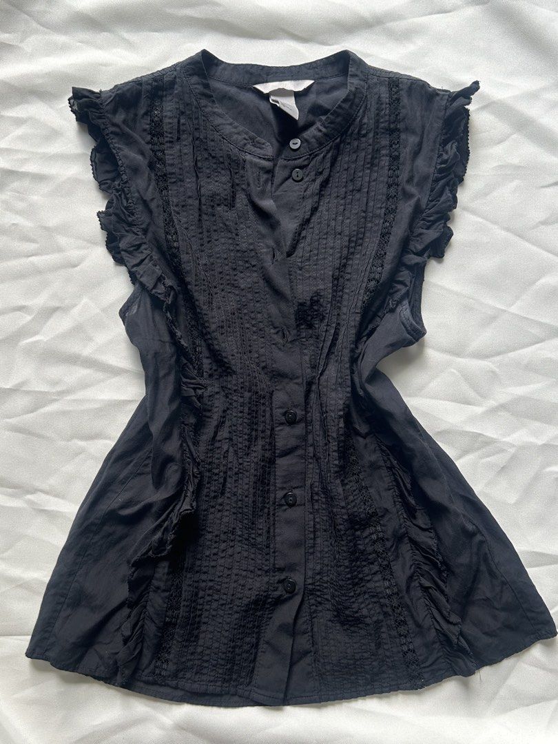 H&M ruffled cap sleeves (Category: Sleeveless) located in Dumaguete. Submitted by hellograbs (Listing ID 1457033892, Image 2). Description: So flattering on Fits xs-s.