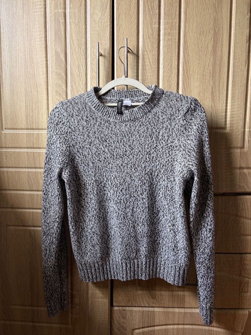H&M Speckled Knit Sweater (Category: Longsleeves) located in Tanza. Submitted by kmoarse (Listing ID 1456972387, Image 1). Description: - H&M grey and white speckled knit sweater - Long sleeves with ribbed hem and cuffs - Crew neck style - Ideal for layering or wearing solo.