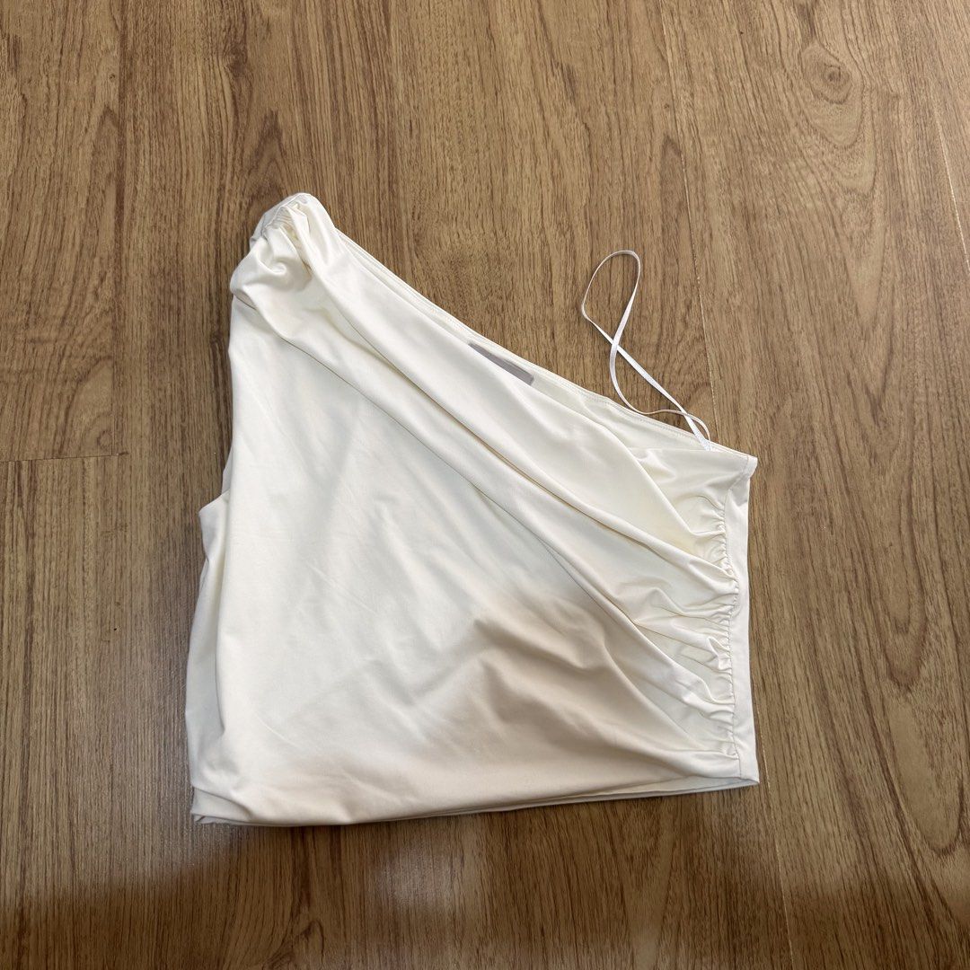 H&M White One-Shoulder Ruched Crop Top Size S (Category: Sleeveless) located in Calamba. Submitted by 4199rb (Listing ID 1456989084, Image 2). Description: - Brand: H&M - Style: White one-shoulder crop top - Feature: Ruched detail on the side - Versatile: Great for dressing up or down - Size: S - Condition: Please check photos for exact details.