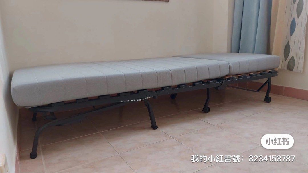 IKEA Foldable Bed Frame with Mattress （分類：床架及床褥）位於 Hong Kong。 由 seven0071 提交（商品編號 1456957959，圖片 2）。簡介： Grey foldable bed frame with wooden slats. The mattress is also grey. It folds up for easy storage. Wheels make it easy to move around. Great for guests or small spaces. The frame has instructions printed on it.。
