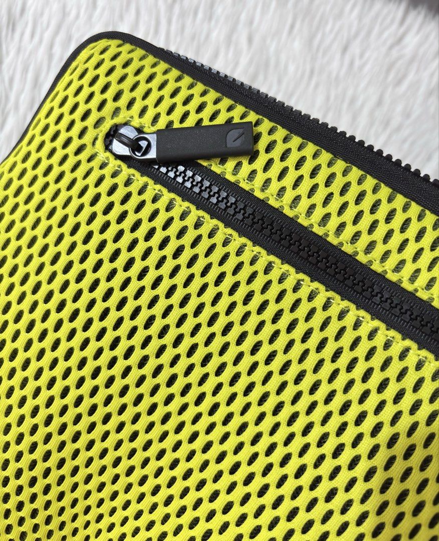 Incase Tablet Sleeve 12.5inches (Category: Cases & Sleeves) located in Paranaque City. Submitted by dalle_closet (Listing ID 1456998777, Image 3). Description: size: 12.5 inches slightly used.