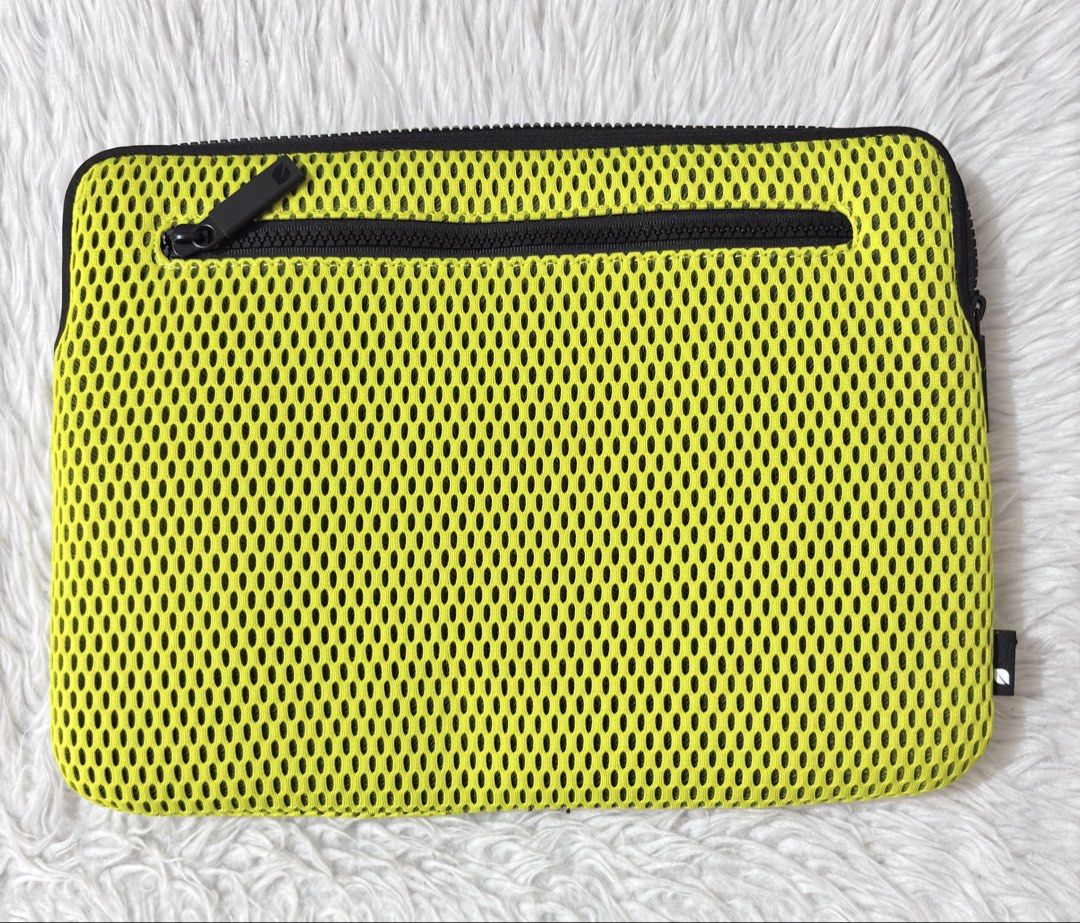 Incase Tablet Sleeve 12.5inches (Category: Cases & Sleeves) located in Paranaque City. Submitted by dalle_closet (Listing ID 1456998777, Image 2). Description: size: 12.5 inches slightly used.