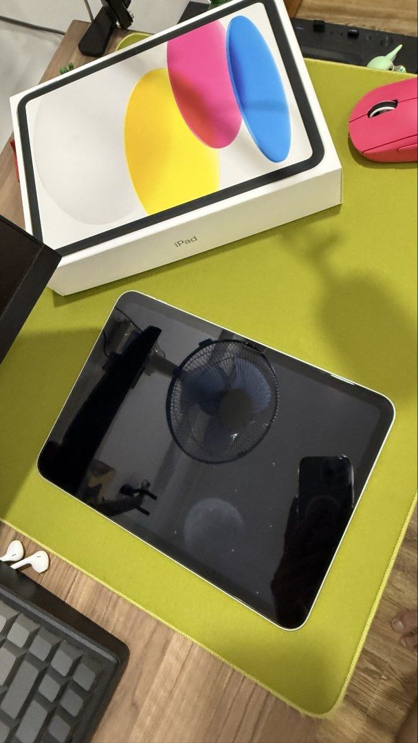 Ipad A16 (Category: iPad) located in Tanauan. Submitted by wowenz_22 (Listing ID 1457132412, Image 3). Description: Ipad A16 Silver 128 gb Almost bnew Only 8 cycle count / 100% Battery Health No issues Complete with box and charger .