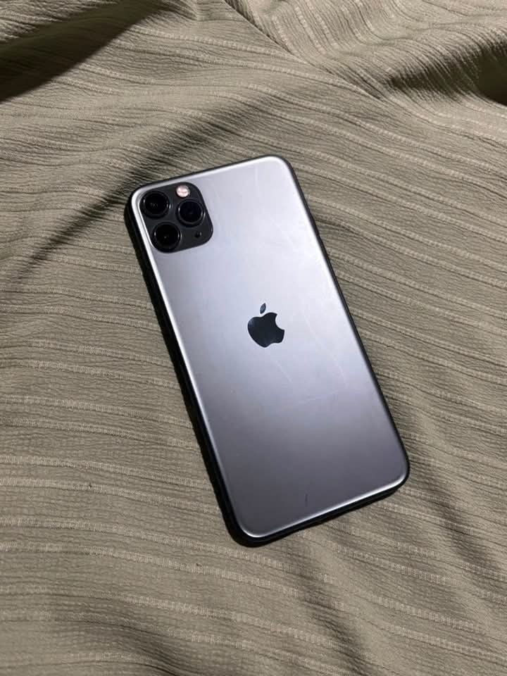 Iphone 11 pro max 256 gb, wifi used (Category: iPhone 11 Series) located in Manila. Submitted by therandomstuffsss (Listing ID 1456965553, Image 1). Description: Iphone 11 promax 256 gb -WIFI USED (BAWAL DATA) -ios 26 -true tone -face id -original battery 78bh (never been repair) -original LCD INCLUSIONS: -orashare power bank -6 cases -connector -extra 2 tempered glass other issue: -tarugonon ang charging port pero mag charge japun sya and wlay p