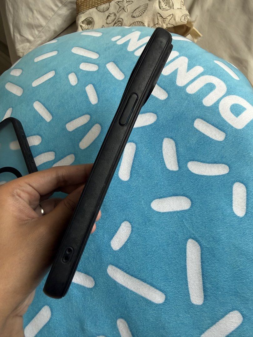 Iphone 15 pro max OG case (Category: Cases & Sleeves) located in Pasig City. Submitted by louisyana (Listing ID 1457023646, Image 3). Description: Like new Barely used Naalikabukan lang, original spigen Mandaluying area.