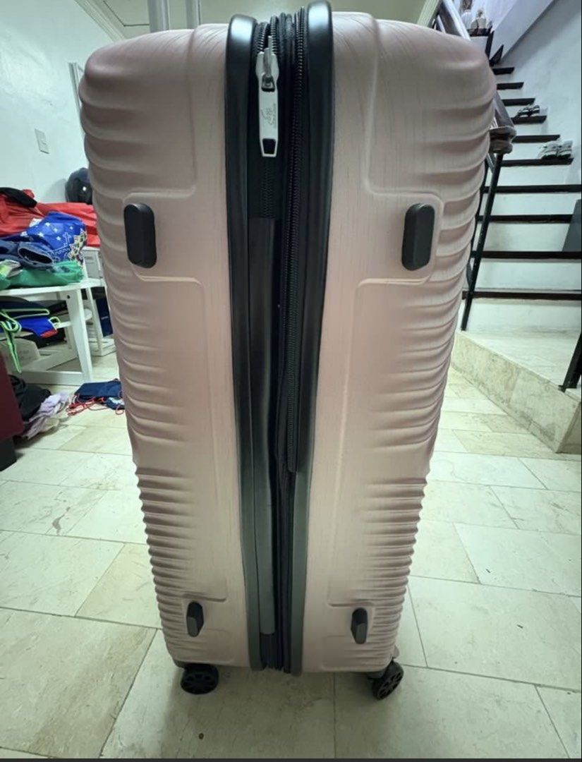 Kamiliant luggage medium (Category: Luggage) located in Makati City. Submitted by rasgam (Listing ID 1452944026, Image 3). Description: Used only once Color rose gold Medium size Tsa locked Expandable Light weight Issue: Tanggal rubber sa handle .