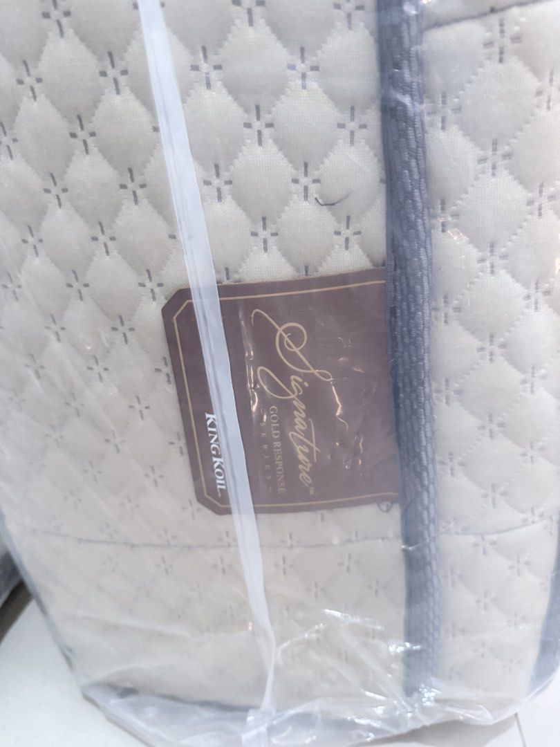 Kasur King Koil Chiro Endorsed Queen Size 160x200 (Kategori: Perabotan Rumah) berada di Jakarta Selatan. Dikirim oleh irfanalvaro (ID iklan 1457095576, Gambar 3). Deskripsi: Jual kasur king koil chiro endorsed firm feel kondisi segel belum pernah pakai. Sangat boleh untuk cek dulu lokasi tangerang atau langsung lalamove juga gpp. Nego asal waras. .