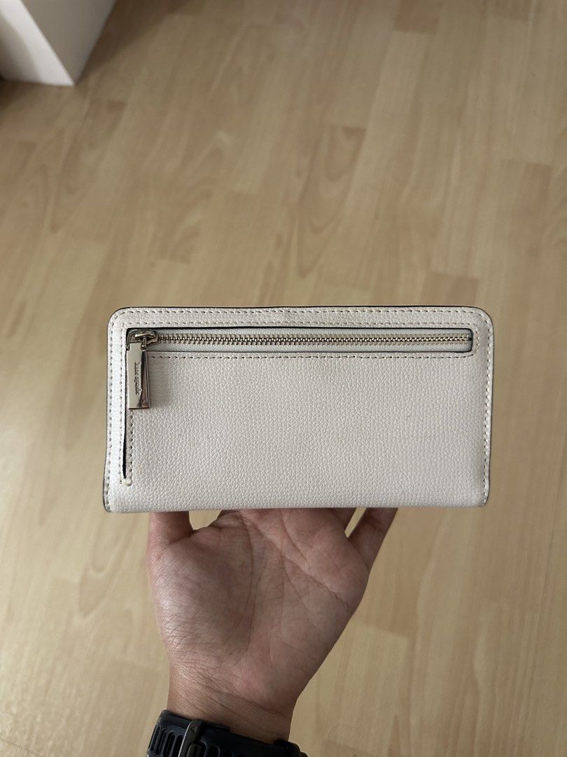 Kate Spade Off White Leather Wallet (Category: Wallets & Card holders) located in Quezon City. Submitted by tangled8 (Listing ID 1456998568, Image 2). Description: .