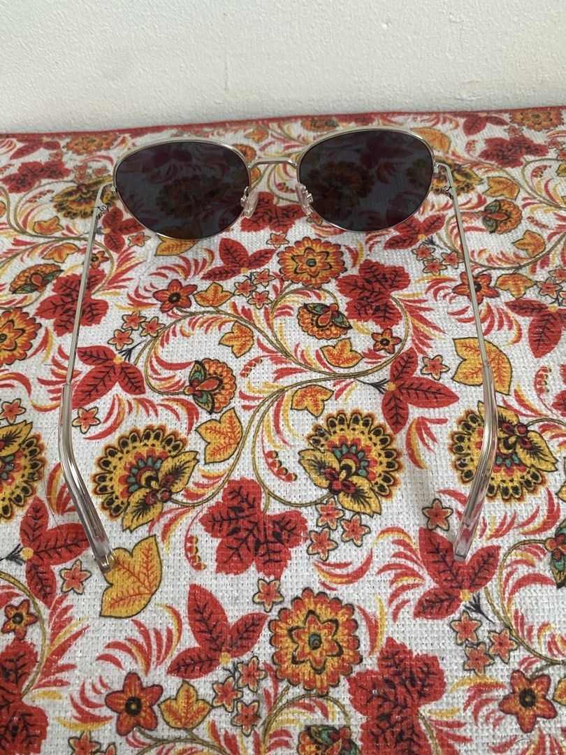 KENDALL + KYLIE KENDALL JENNER KYLIE JENNER (Category: Sunglasses & Eyewear) located in Makati City. Submitted by secondhand.bayonets (Listing ID 1456972378, Image 3). Description: Kendall and kylie jenner aviators.