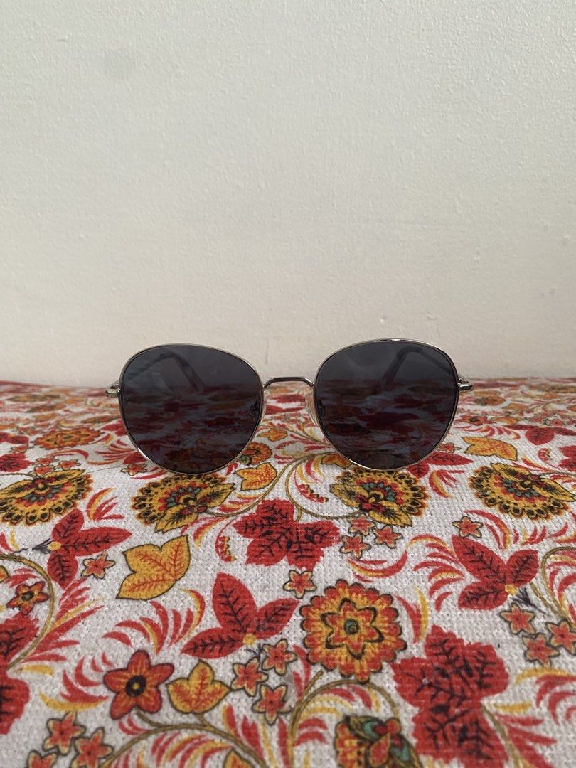 KENDALL + KYLIE KENDALL JENNER KYLIE JENNER (Category: Sunglasses & Eyewear) located in Makati City. Submitted by secondhand.bayonets (Listing ID 1456972378, Image 1). Description: Kendall and kylie jenner aviators.
