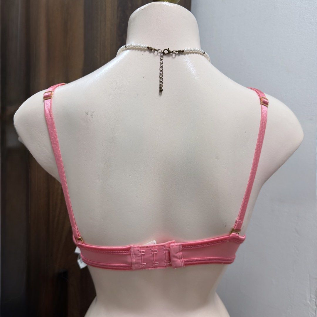 LA SENZA Pink Underwired Demi Bra [34B] (Category: Undergarments & Loungewear) located in Malabon City. Submitted by k_intimates (Listing ID 1457102261, Image 2). Description: Details: • Size 34B / wired / regular padding • Light transfer stain on the side wing (check 5th pic) • Pink underwire push-up bra features a smooth molded cup design with thin adjustable straps and clean top-edge binding..