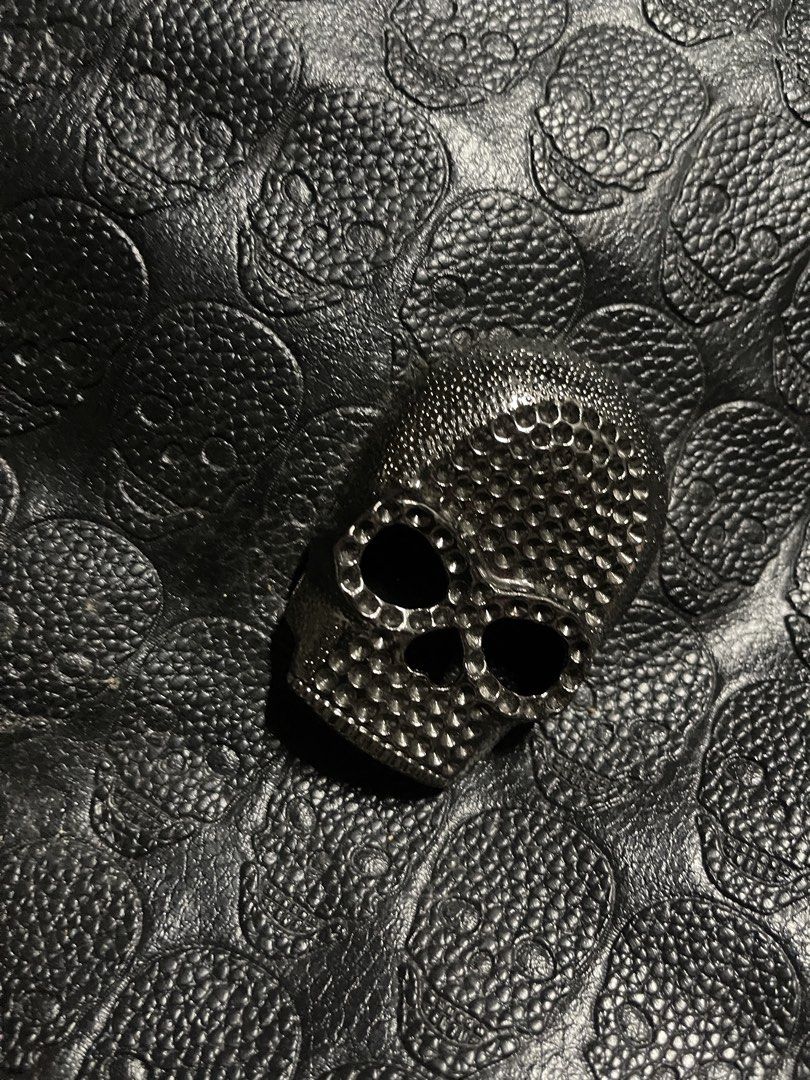 Large Capacity Leather Skull Bag (Category: Tote Bags) located in Alaminos. Submitted by marlborolights273 (Listing ID 1457024442, Image 2). Description: Bought this on (S) - Black App LOL Got tired of it, barely used! Large capacity, great for outings (swag purposes). Will update description once I got the full measurement (LXW).
