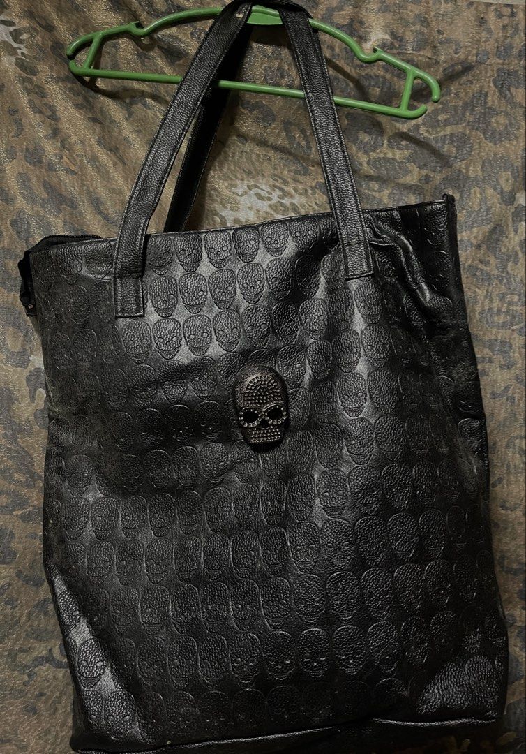 Large Capacity Leather Skull Bag (Category: Tote Bags) located in Alaminos. Submitted by marlborolights273 (Listing ID 1457024442, Image 1). Description: Bought this on (S) - Black App LOL Got tired of it, barely used! Large capacity, great for outings (swag purposes). Will update description once I got the full measurement (LXW).