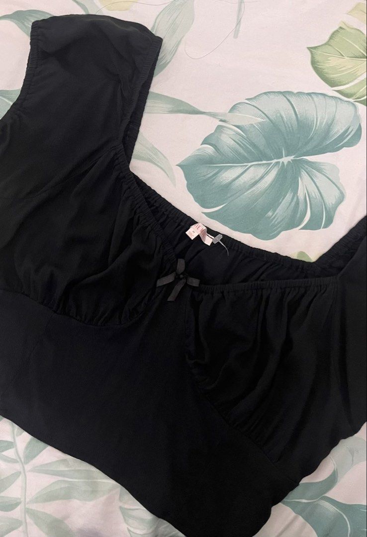LOTTIE MOSS Cropped Top (Medium) (Category: Others Tops) located in Manila. Submitted by dayclutter (Listing ID 1457098071, Image 3). Description: stretchable & can fit to large depends on bust size .