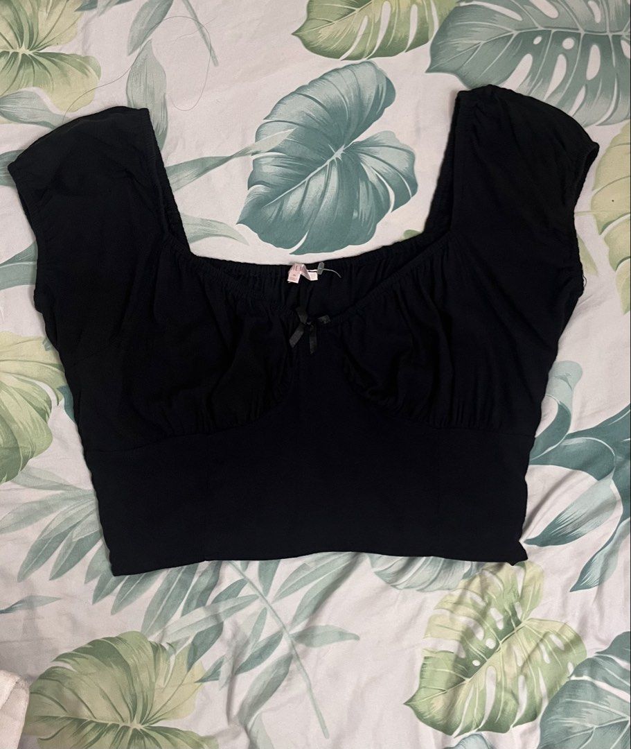 LOTTIE MOSS Cropped Top (Medium) (Category: Others Tops) located in Manila. Submitted by dayclutter (Listing ID 1457098071, Image 2). Description: stretchable & can fit to large depends on bust size .