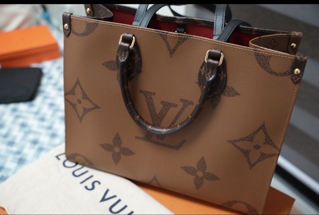 Louis Vuitton Onthego MM Monogram (Category: Luxury Bags & Wallets) located in Mandaluyong City. Submitted by _sneakerlab (Listing ID 1457073380, Image 2). Description: 👜 FOR SALE: Louis Vuitton OTG MM Condition: RANK A • Well-maintained • Clean overall condition • No major visible damage • Please see photos for actual condition Included: • Louis Vuitton tote bag • Original box and complete papers • Dust bag 💰 Price: ₱130K Bnew price at 200k .